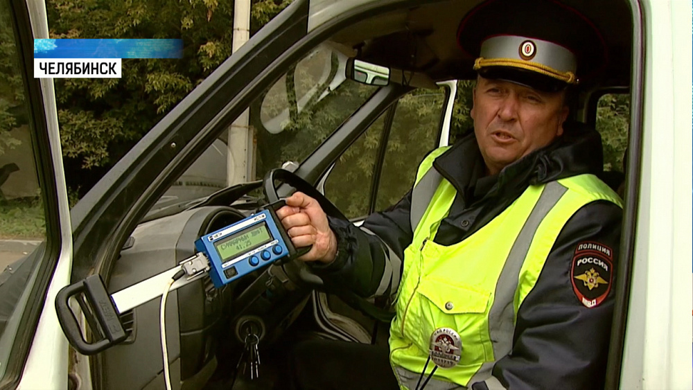 Сотрудники ДПС проверяют пассажирские газели