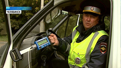 Сотрудники ДПС проверяют пассажирские газели