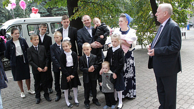 Большой семье из Челябинска подарили «Газель»