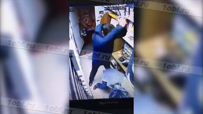Жестокое нападение грабителя попало на видео