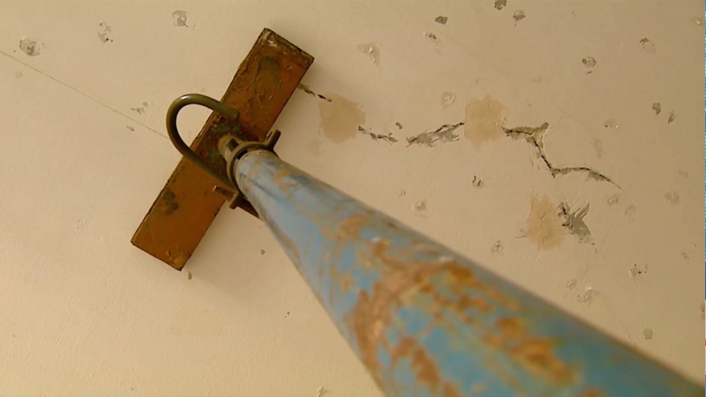 В квартире челябинцев просел потолок