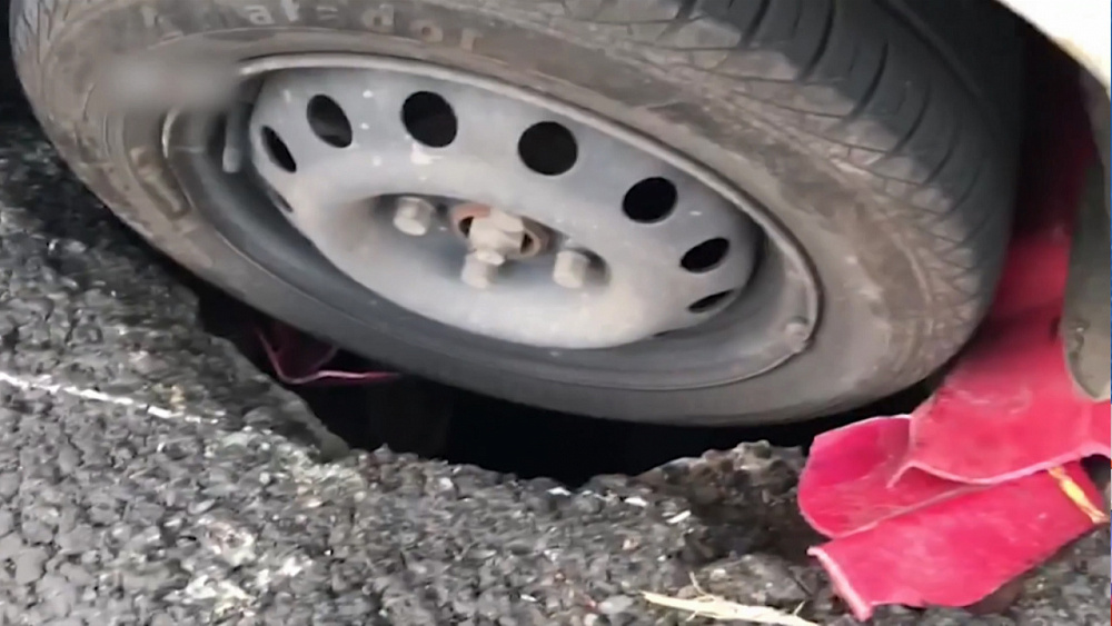 После ремонта дорог подрядчик забыл закрыть колодцы