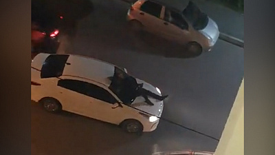 Пользователи обсуждают мужчину на капоте движущейся машины