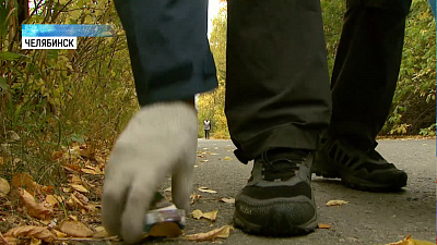 Челябинец убирает мусор в бору во время прогулок
