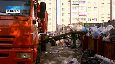 Новые мусоровозы начали работать в Челябинске