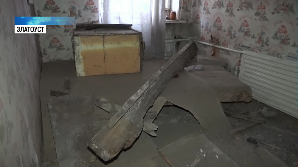 Потолок старого жилого барака рухнул в Златоусте