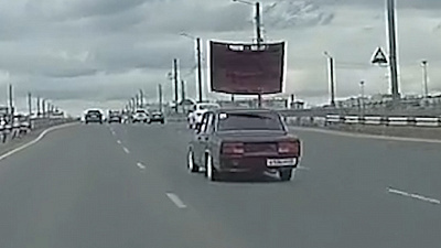 У движущегося ВАЗа отлетел капот