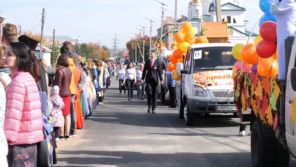 Троичане составили самую длинную цепочку людей