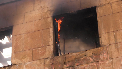 Заброшенное здание загорелось на улице Российская