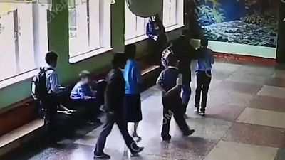 В одной из школ на ЧМЗ отец избил 11-летнего обидчика сына
