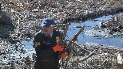 Пришлось переодеться. Министр экологии Челябинской области лично вышел на уборку поймы реки Миасс