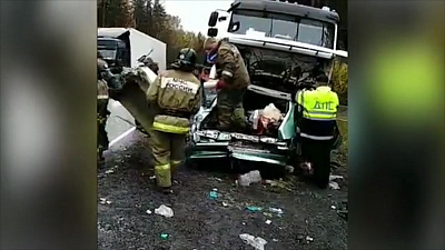 Легковушка залетела под кабину грузовика на трассе М-5