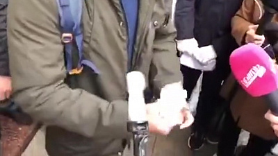 Покупатель, стоявший первым в очереди за новым iPhone, разорвал свой талон 