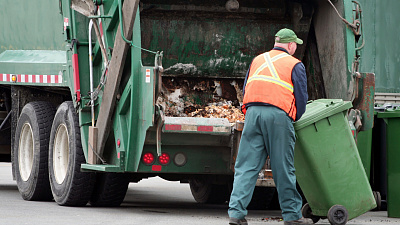 В Челябинске осталось очистить 400 контейнерных площадок. Справиться должны до конца недели.