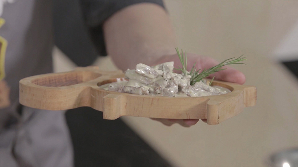 Говядина в соусе из сыра с голубой плесенью