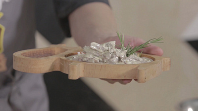 Говядина в соусе из сыра с голубой плесенью