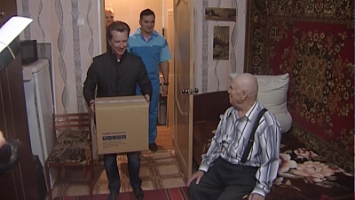 Владимир Бурматов помог ветерану труда