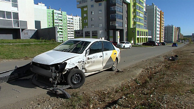 Авария с машиной «Яндекс.Такси» произошла на Тополиной аллее