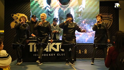 Пожилые исполнительницы «попсы» зажгли в ледовой арене «Трактор»