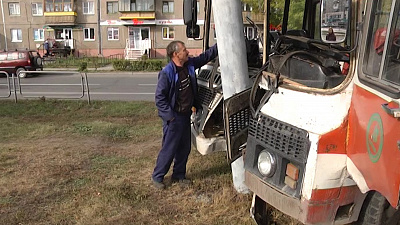 Водитель ПАЗа намеренно врезался в рекламную опору