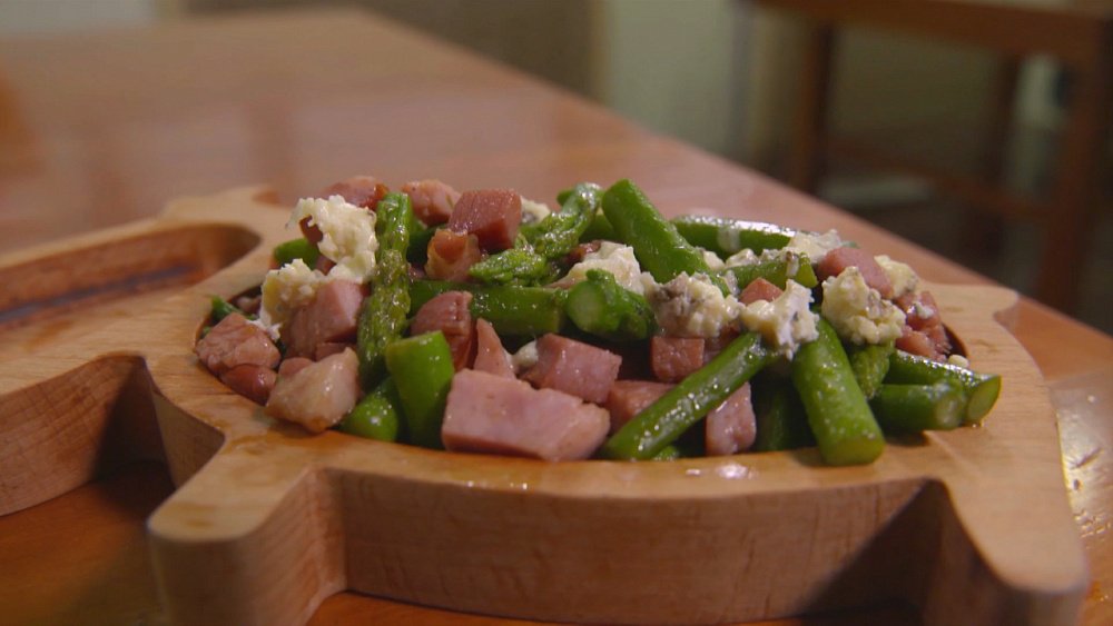 Теплый салат со спаржей, беконом и ветчиной