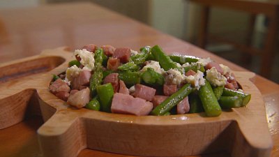 Теплый салат со спаржей, беконом и ветчиной