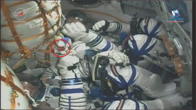 Плюшевый белый мишка, талисман команды «Трактор», вернулся на Землю 