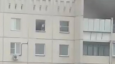 Маленький ребенок чуть не сорвался с карниза десятиэтажки 