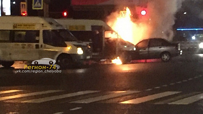 Легковушка и маршрутка загорелись на улице Челябинска