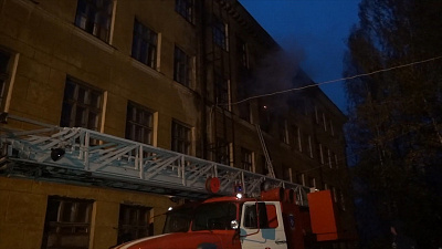 Пожар в заброшенном институте в Златоусте попал на видео 