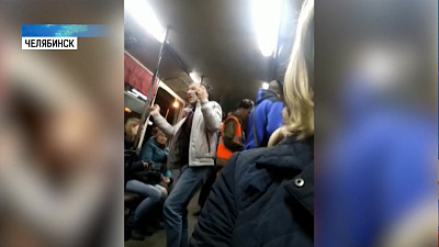 Мужчина почти час танцевал в трамвае