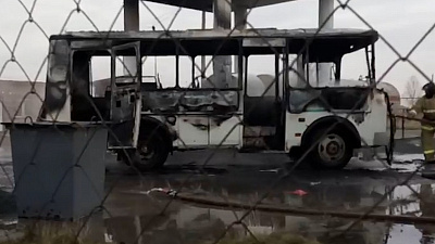 На территории газовой заправки загорелся ПАЗ