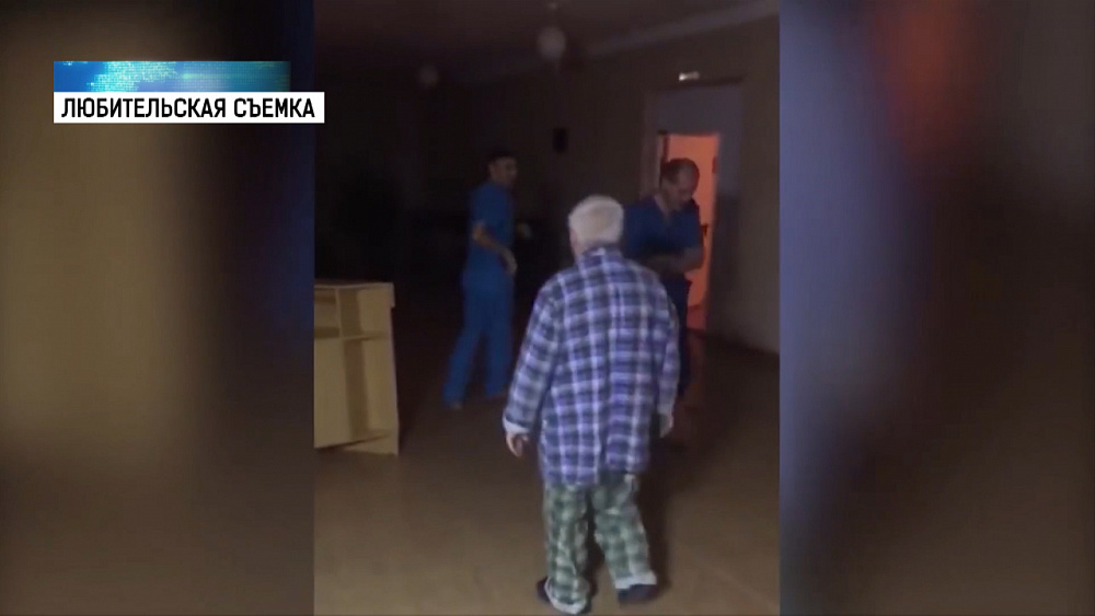 Санитары кидали тапочки в пациента психбольницы