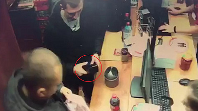 В Магнитогорске ищут парней, стащивших телефон с прилавка алкомаркета 