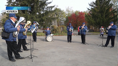 Духовой оркестр поднимает горожанам настроение