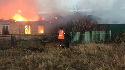 Два соседствующих дома сгорели на станции Супряк