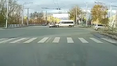 Маршрутка и ВАЗ столкнулись на перекрестке Челябинска