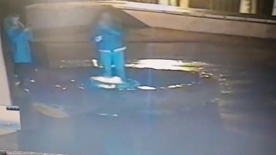 Две девушки бросили венок в вечный огонь 