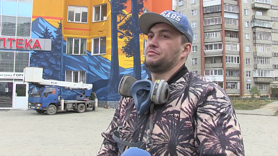 Челябинский художник разрисовал торговый комплекс