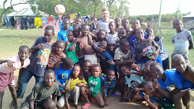 «Мы здесь нужны». Парень из Челябинска победил рак и уехал в Африку помогать детям