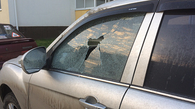 Разбитые стекла у своих автомобилей обнаружили жители микрорайона Парковый-2