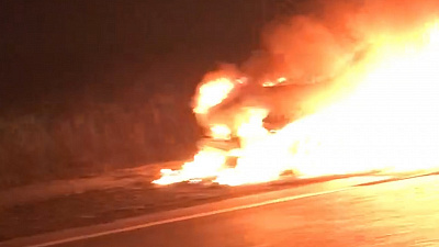 Объятую пламенем машину сняли на видео