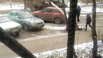 В Миассе на «Ниссан» рухнул бетонный столб