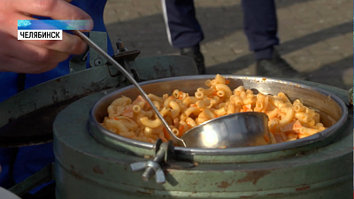 Волонтеры организовали столовую для бездомных 