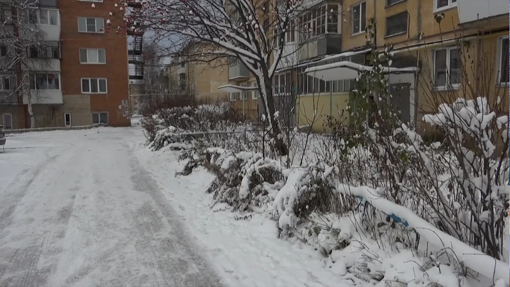 Жители Златоуста меряют сугробы