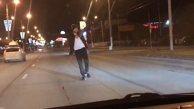 На проспекте Ленина в Магнитогорске мужчина создавал помеху для автомобилистов