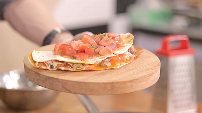 Свинина с овощами в мексиканской лепешке