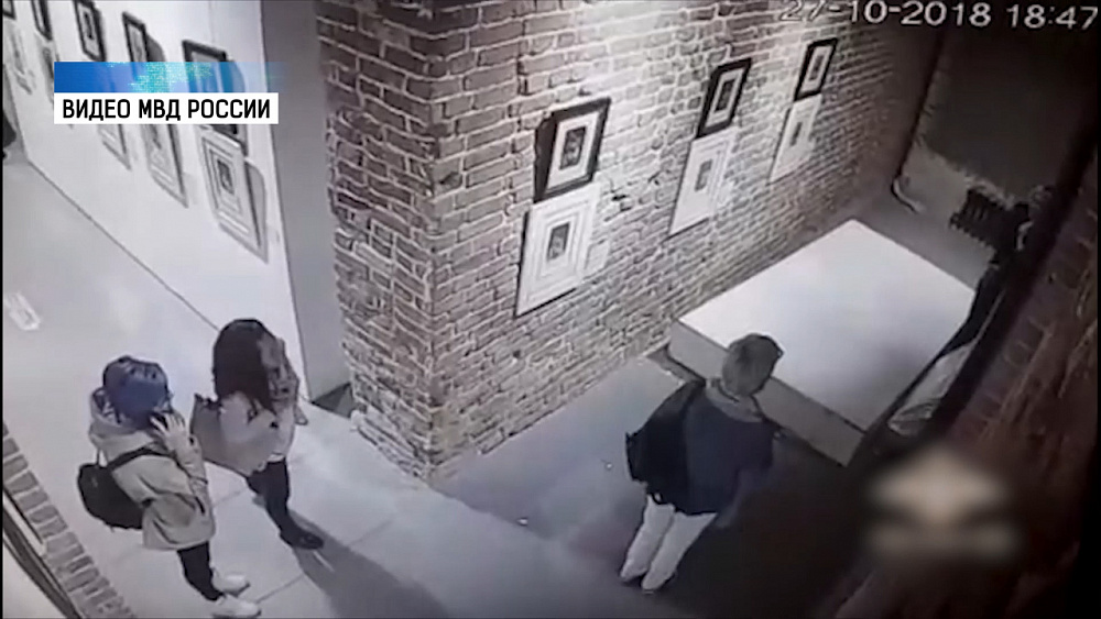 Челябинка повредила полотно Дали в галерее