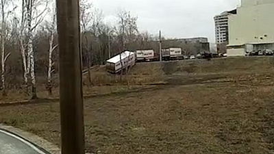 Грузовой прицеп магазина укатился под склон