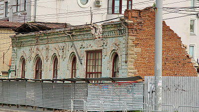 Полуразрушенное историческое здание в центре Челябинска стало камнем преткновения